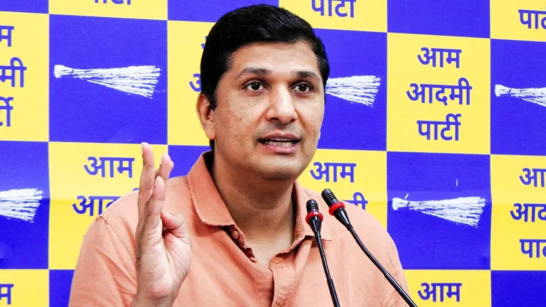 AAP Leaders Saurabh Bharadwaj and Sanjay Singh Hold Protest Near PM’s Residence, Denied Entry
